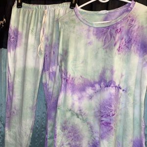 Soft and stretchy tye dye lounge jogger set small
